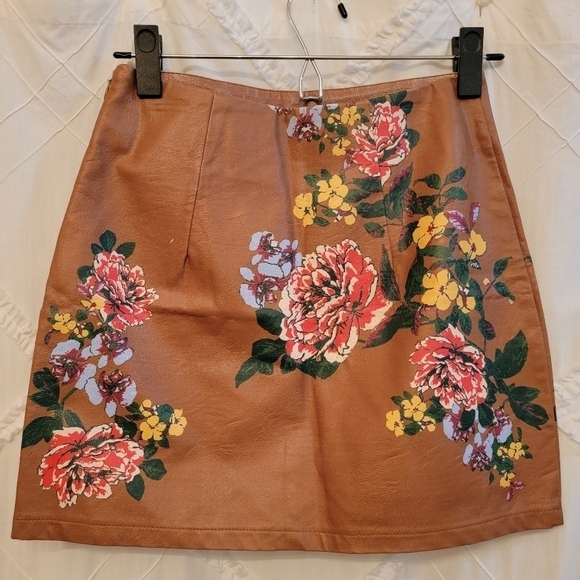 Flying Tomatoe Faux Leather Floral Mini Skirt Size XS - Picture 2 of 9